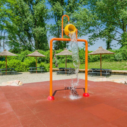 Red rubber playground tiles 50×50 cm used in outdoor splash play area.